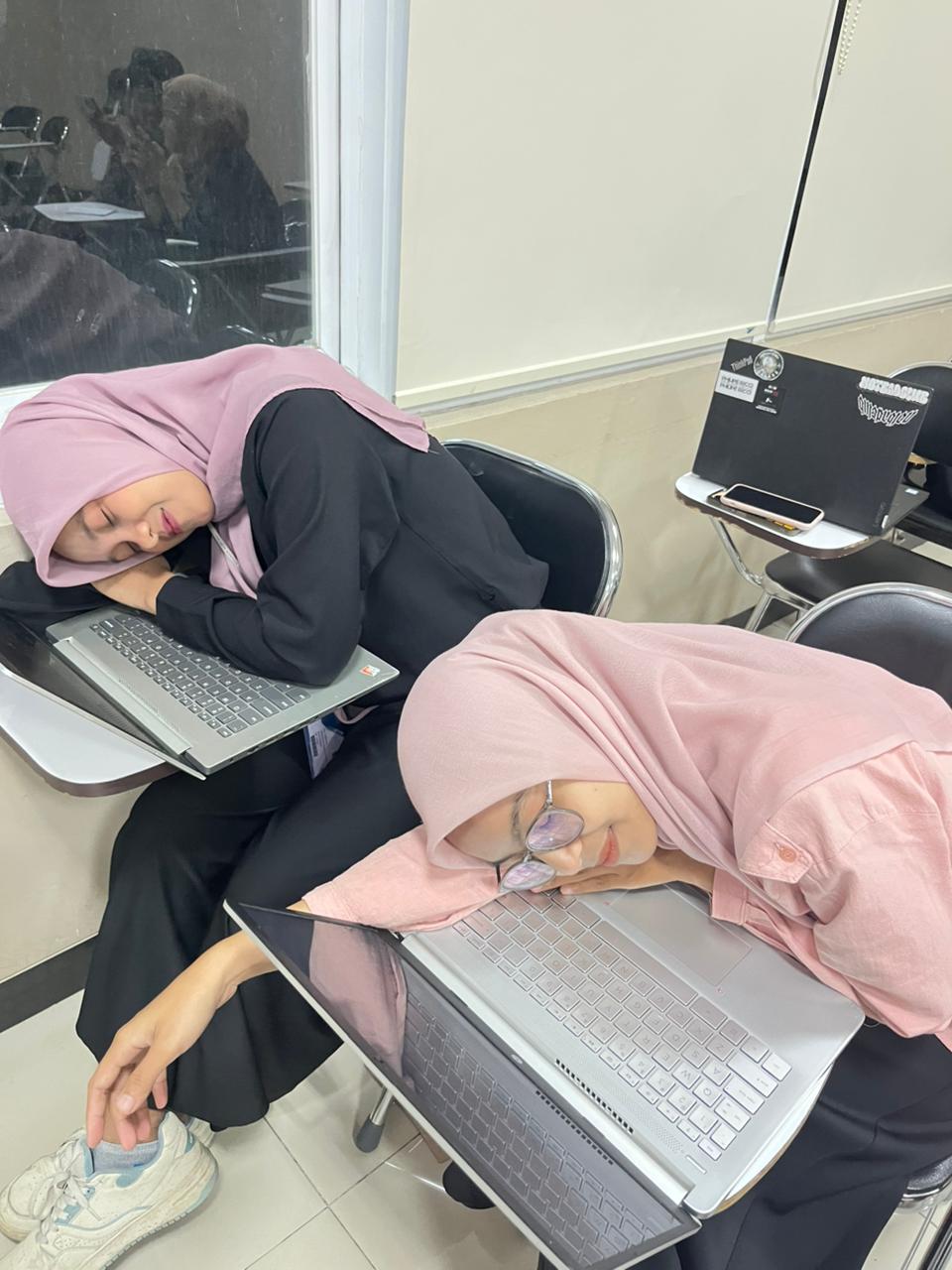 Mengerjakan Tugas Kuliah Sama Teman